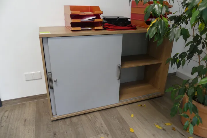 Sideboard ohne Inhalt